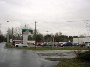 Einfahrt und Parkplatz von Wiesenhof Niederlehme
